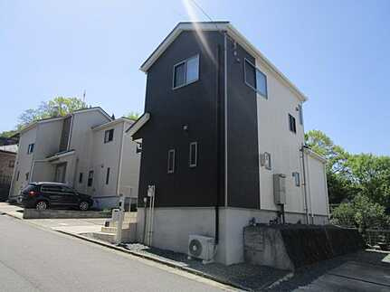 東区戸坂新町２丁目の前面道路含む現地写真
