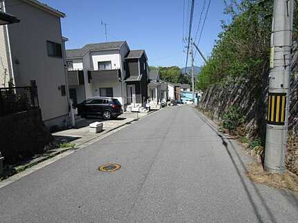 東区戸坂新町２丁目の前面道路含む現地写真