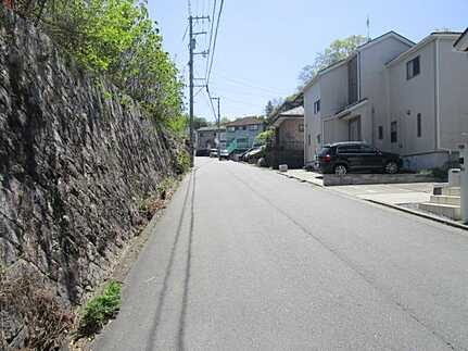 東区戸坂新町２丁目の前面道路含む現地写真
