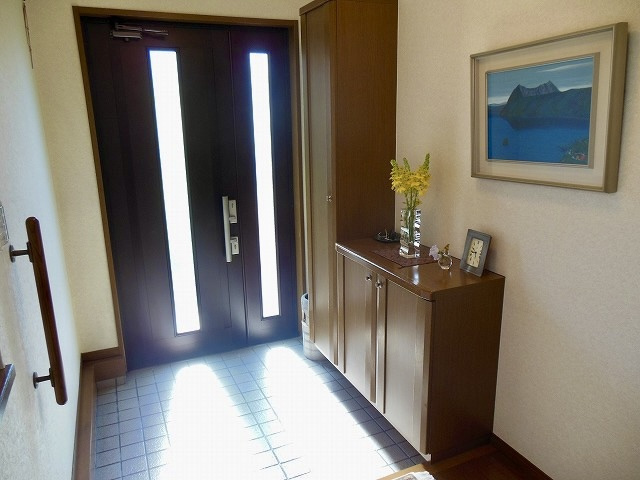 住吉山手２丁目戸建の玄関|玄関収納豊富で広々とした玄関です。
