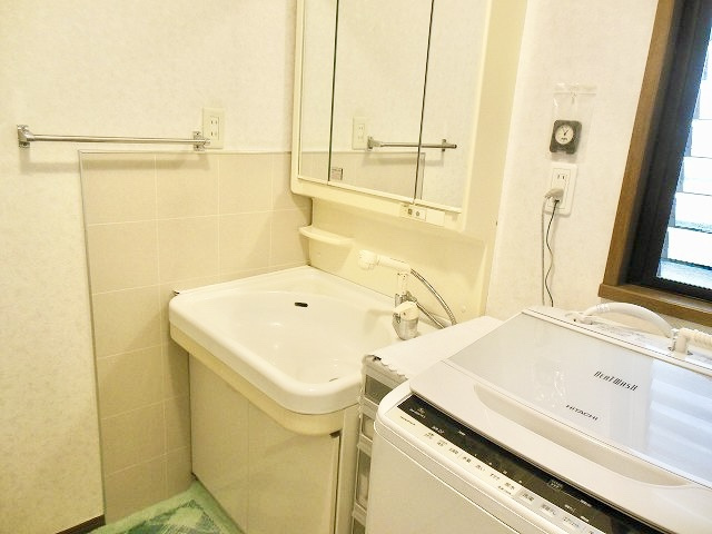 住吉山手２丁目戸建の独立洗面台|鏡の裏も収納と非常に便利な3面鏡付き洗面台となっております。
洗濯機を置いてもゆとりある脱衣所となっております。