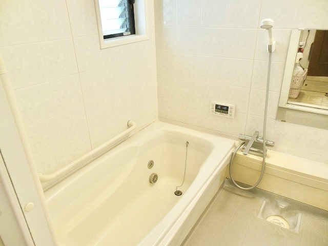 住吉山手２丁目戸建の浴室|ゆったりと足をのばせる浴槽に、お風呂に窓も付いております。
浴室乾燥機、追い炊き機能もついております。