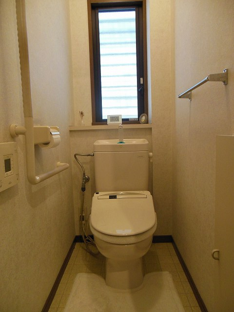 住吉山手２丁目戸建のトイレ|一階部分トイレです。
トイレに窓がついているのは嬉しいのではないでしょうか。