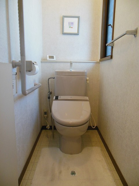 住吉山手２丁目戸建のトイレ|2階部分のトイレです。
こちらも窓がついており太陽の光による明るさ確保、効率的な換気を行うことが可能です。