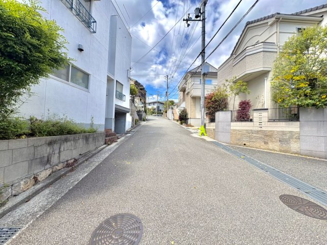 住吉山手２丁目戸建の前面道路含む現地写真|東側全面道路です。
約6ｍ以上ありますので開放感があり、駐車もしやすいのではないでしょうか。