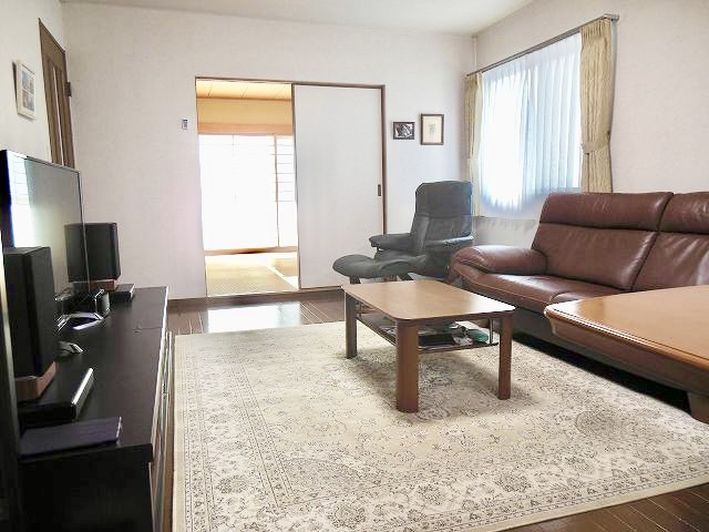 住吉山手２丁目戸建の居間・リビング|リビング・玄関から出入りできる和室が隣接しております。