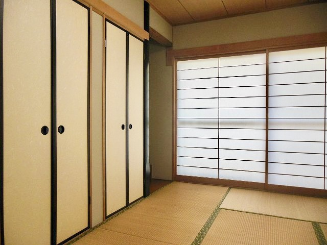住吉山手２丁目戸建の和室|約6.0帖の和室です。
暖かい陽の光も良く入り、押入はもちろん仏間に床の間スペースがございます。