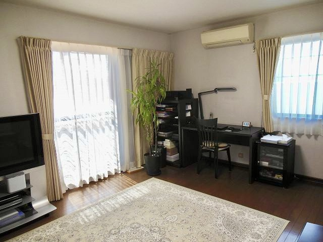 住吉山手２丁目戸建の洋室|約10.2帖の洋室です。
南側、東側に窓がございますので、一日陽の光が入り大変気持ちの良いお部屋となっております。