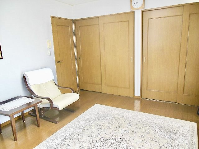 住吉山手２丁目戸建の洋室|約10.2帖の洋室です。
クローゼットは奥行きもあり沢山のものが収納可能です。