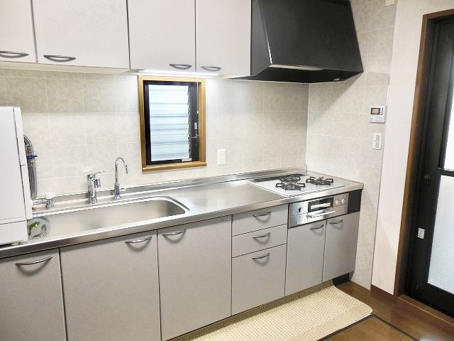 住吉山手２丁目戸建のキッチン|収納棚も豊富で、キッチンに窓、裏口に通ずる勝手口もございますので、
換気もしやすいキッチン空間となっております。