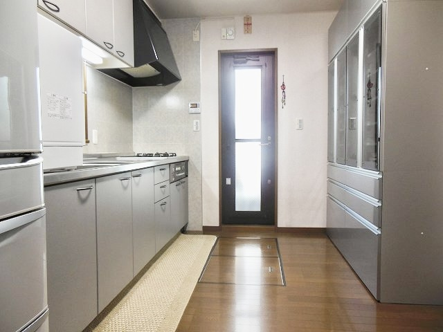 住吉山手２丁目戸建のキッチン|床下収納、大容量のカップボードを設置しても広々家事ができるキッチンとなっております。
独立型となっておりますので、家事に集中できる静かな空間を確保できるのではないのでしょうか。