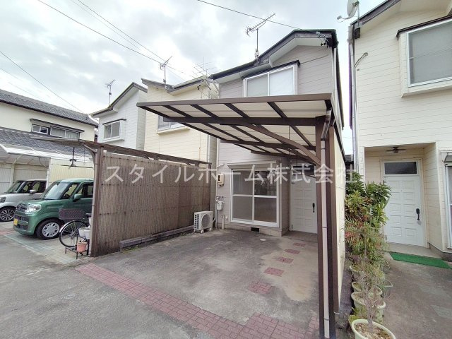 三本木町貸家の駐車場