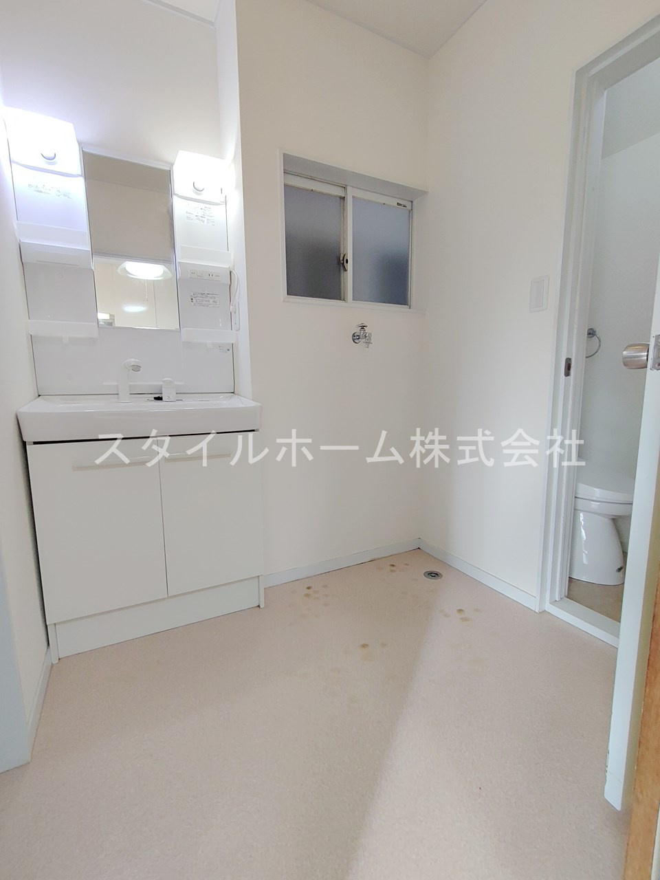 三本木町貸家の洗面所
