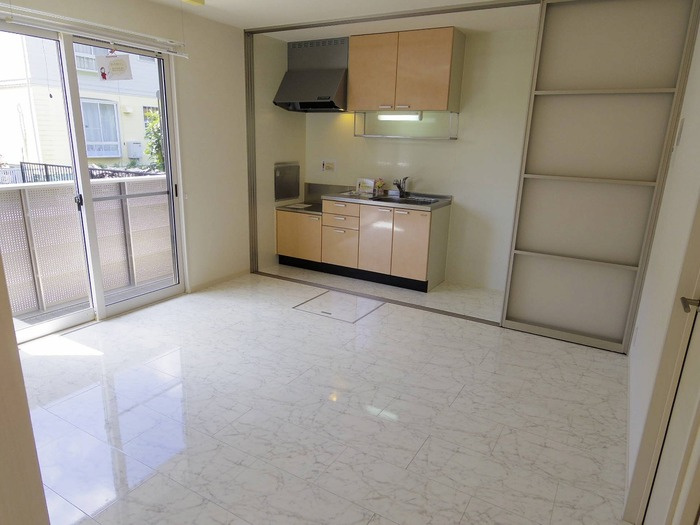 エスペランサ・カーサの居間・リビング|リビング（大理石調アートフロア）