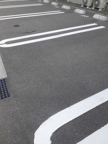 グランレジデンス　国府　Ａ－Ⅲの駐車場|駐車場があるので、車を買う予定の方も安心です