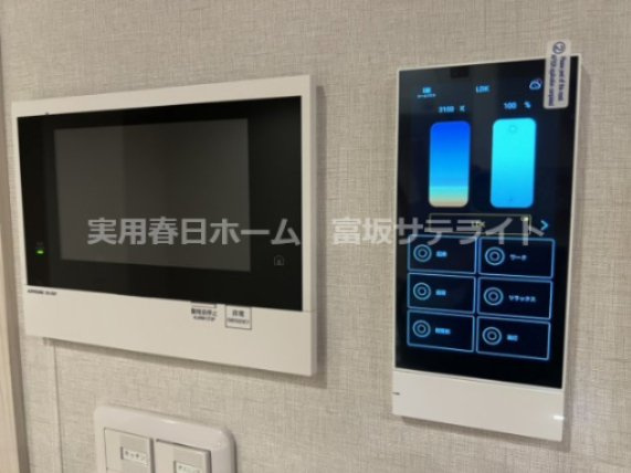 タッチボタンで全室の照明の色や明るさを調整できます