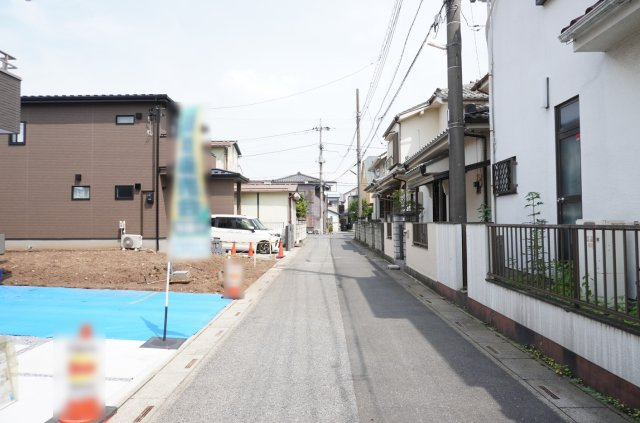 越谷市大字恩間 新築分譲住宅の前面道路含む現地写真