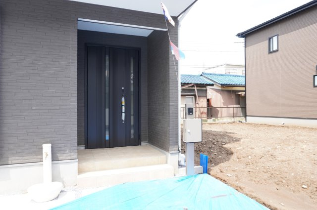 越谷市大字恩間 新築分譲住宅の玄関