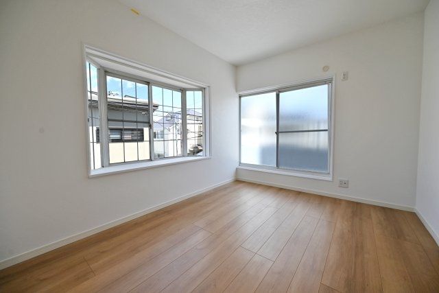 西宮市五月ケ丘中古戸建｜3LDK＋駐車1台可の子供部屋|2階洋室（約5.6帖）
南向きの明るいお部屋です。