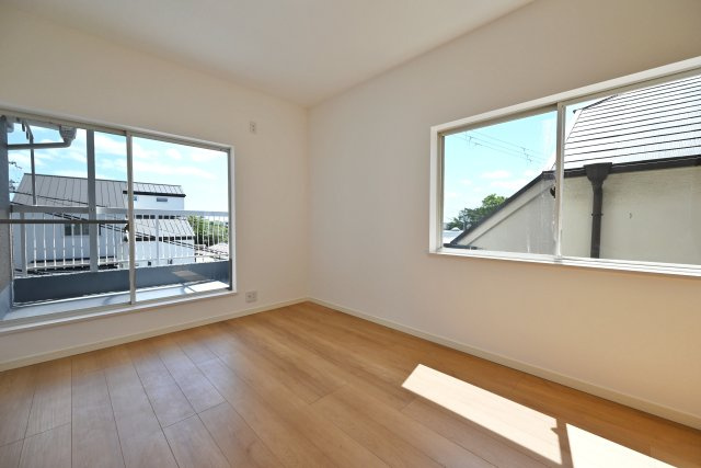 西宮市五月ケ丘中古戸建｜3LDK＋駐車1台可の洋室|2階洋室（約5.7帖）
バルコニーに面した明るいお部屋です。