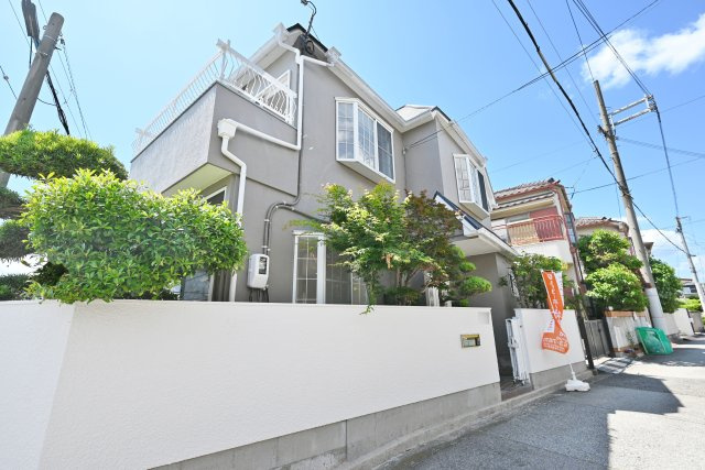 西宮市五月ケ丘中古戸建｜3LDK＋駐車1台可の外観|高台の南東角地に面しており、陽当り、通風良好な立地です。詳しくはお気軽にお問い合わせください。