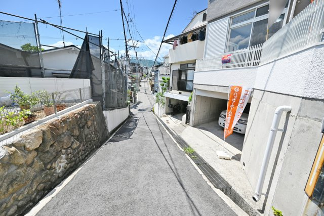 西宮市五月ケ丘中古戸建｜3LDK＋駐車1台可の前面道路含む現地写真|南西側前面道路