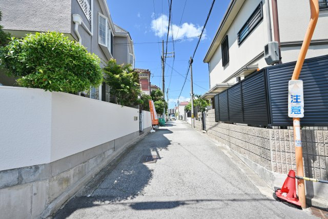 西宮市五月ケ丘中古戸建｜3LDK＋駐車1台可の前面道路含む現地写真|東側前面道路