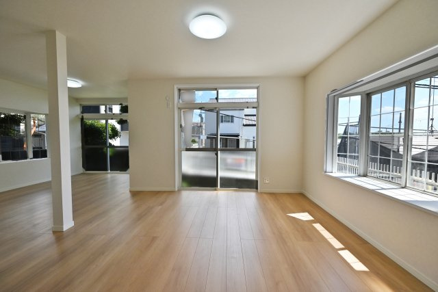 西宮市五月ケ丘中古戸建｜3LDK＋駐車1台可の居間・リビング|家具を配置しやすい形状のリビングは実際の生活をイメージできるのが◎お気に入りの家具でコーディネートを楽しんでみてはいかがですか