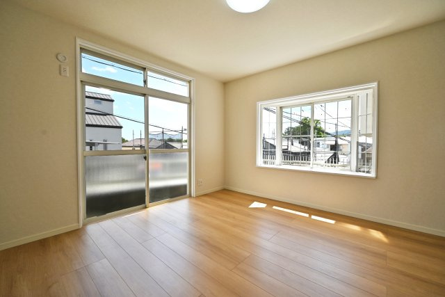 西宮市五月ケ丘中古戸建｜3LDK＋駐車1台可のダイニング|広々としたリビングはダイニングテーブルとソファーセットを配置しても余裕の広さ。家族全員がゆったりと寛げるだけの空間を確保できています。