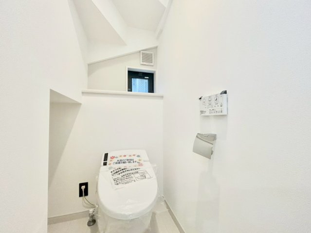 板橋区栄町　新築戸建のトイレ|手洗い場を完備したタンクレスタイプを採用！収納も確保しているためペーパーなどの収納力有り！

現地ご見学希望・資料請求などお気軽にお問い合わせ下さい！
03-5990-5201