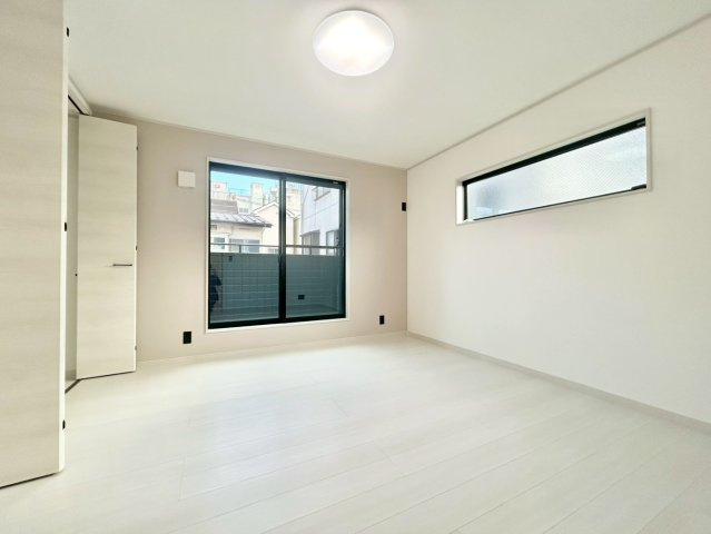 板橋区栄町　新築戸建の洋室|全居室２面採光のため、日差しが差し込む明るいお部屋です！

現地ご見学希望・資料請求などお気軽にお問い合わせ下さい！
03-5990-5201