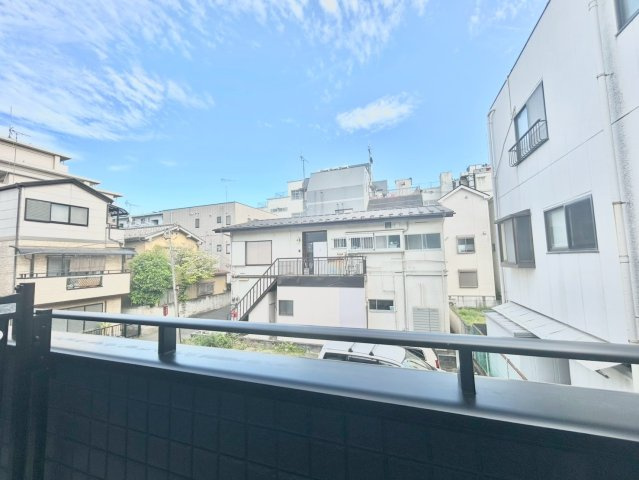 板橋区栄町　新築戸建のバルコニー|2面バルコニーのため、お洗濯物が多いご家庭も安心です。

現地ご見学希望・資料請求などお気軽にお問い合わせ下さい！
03-5990-5201