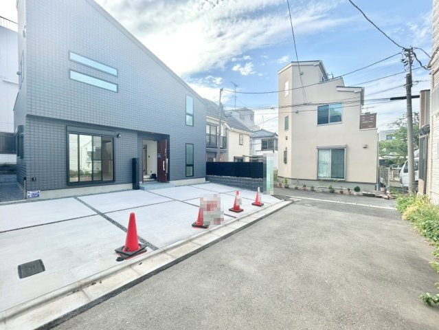 板橋区栄町　新築戸建の前面道路含む現地写真|カースペースは最大4台駐車可能！セカンドカーはもちろん、ゲストを招く際の駐車スペースとしても活躍。

現地ご見学希望・資料請求などお気軽にお問い合わせ下さい！
03-5990-5201