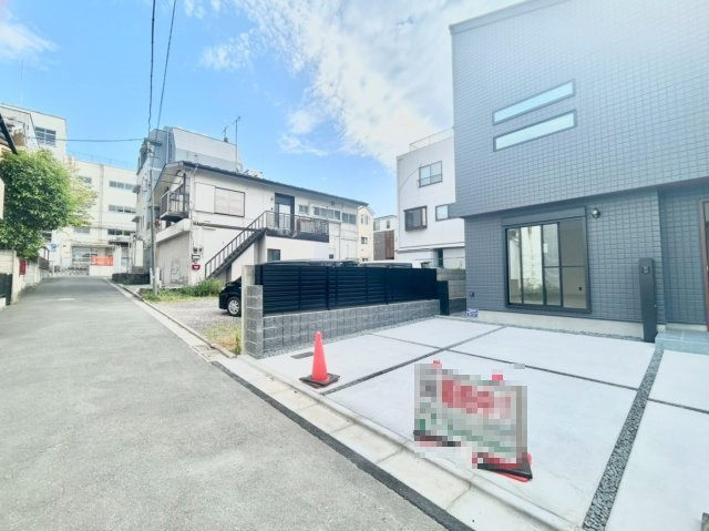 板橋区栄町　新築戸建の前面道路含む現地写真|子育てしやすい住環境！教育施設や商業施設も徒歩圏内に充実。

ご内見希望・資料請求などお気軽にお問い合わせ下さい！
03-5990-5201