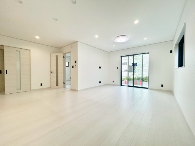 板橋区栄町　新築戸建の居間・リビング| 白を基調とした内装で、清潔感や自然な明るさを演出！

現地ご見学希望・資料請求などお気軽にお問い合わせ下さい！
03-5990-5201