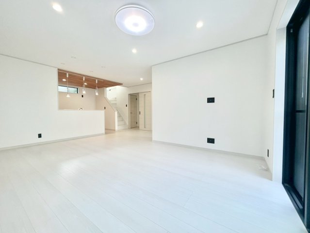 板橋区栄町　新築戸建の居間・リビング|ご家族が自然と顔を会わせることで、コミュニケーションを育んでくれるリビングイン階段。

現地ご見学希望・資料請求などお気軽にお問い合わせ下さい！
03-5990-5201