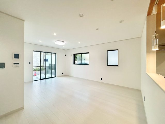 板橋区栄町　新築戸建の居間・リビング|窓を多く設けているので陽当たり・通風良好です！

現地ご見学希望・資料請求などお気軽にお問い合わせ下さい！
03-5990-5201