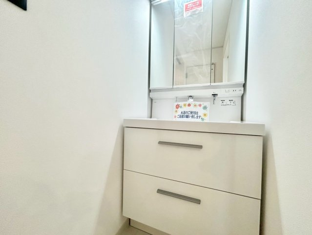 板橋区栄町　新築戸建の独立洗面台|三面鏡の裏には収納が付いているため、スムーズに身支度が完了します！

現地ご見学希望・資料請求などお気軽にお問い合わせ下さい！
03-5990-5201
