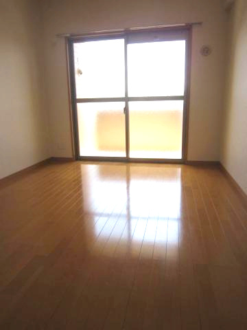Confort・IKの居間・リビング|【２ＬＤＫ　角部屋】☆洋室６帖、寝室として、一日の疲れを癒す場所にお使いください♪