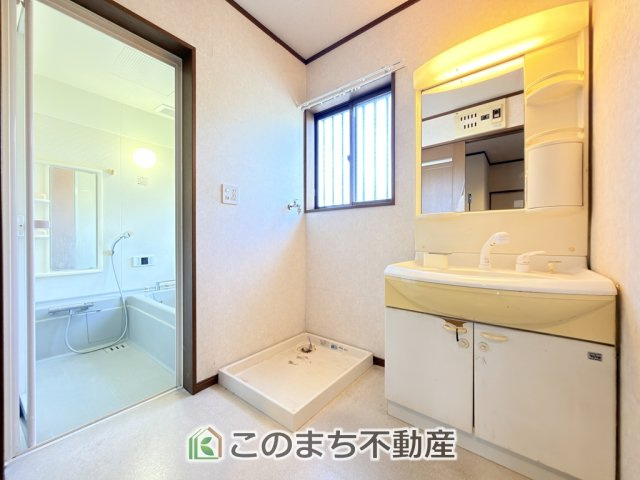 宇都宮市御幸町12-26　中古戸建の洗面所|シャンプードレッサーで朝の身支度♪伸びるホースでお掃除も簡単清潔です！