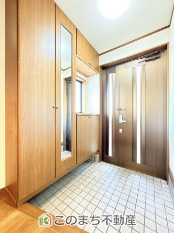 宇都宮市御幸町12-26　中古戸建の玄関|広々とした玄関スペース♪たくさんの靴を収納できる下駄箱もございます。
