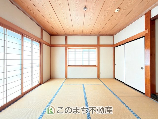 宇都宮市御幸町12-26　中古戸建の和室|お子様のお昼寝にも便利な和室です。大きな窓から暖かな日差しが差し込みます♪