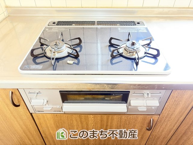 宇都宮市御幸町12-26　中古戸建のキッチン|
二ツ口コンロ採用で、同時調理もスムーズ◎！お料理を並べられるカウンター付きで、配膳・片付けをサポート！リビングで過ごすご家族とコミュニケーションを楽しみながら作業可能です♪
