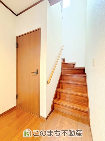 宇都宮市御幸町12-26　中古戸建の内装|手すり付きで小さなお子様にも安心の階段スペースです☆
