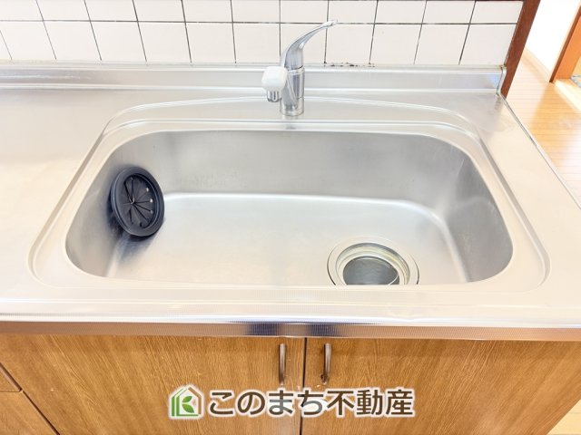 宇都宮市御幸町12-26　中古戸建のキッチン|大きなシンク付きで、洗い物も楽々できます。
