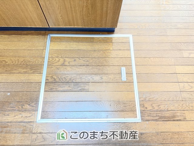 宇都宮市御幸町12-26　中古戸建のキッチン|キッチンには床下収納を備え、食品や日用品のストック収納に便利。すっきり片付く使い勝手の良い設備です。
