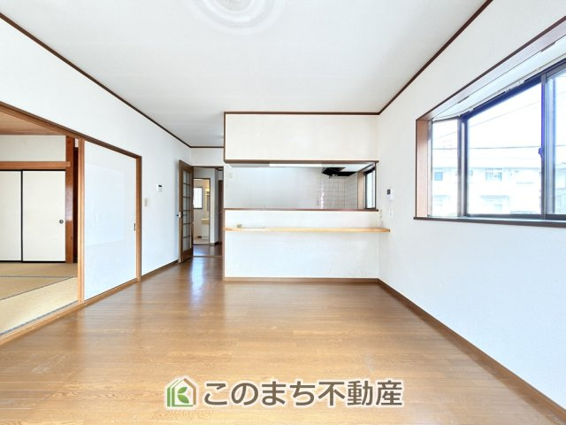 宇都宮市御幸町12-26　中古戸建の居間・リビング|開放感のある広々としたリビング☆家族みんなでゆったりくつろげます♪
南側から暖かな日差しが差し込みます♪キッチンからリビングの様子がよく見渡せます☆