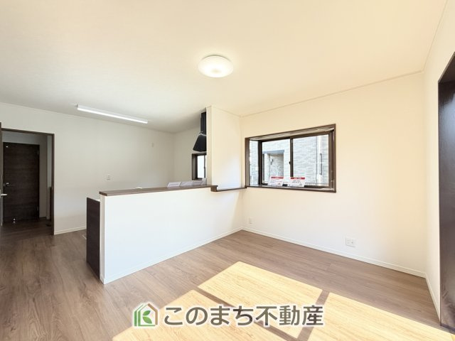 宇都宮市御幸町12-26　中古戸建の居間・リビング|開放感のある広々としたリビング☆家族みんなでゆったりくつろげます♪
南側から暖かな日差しが差し込みます♪キッチンからリビングの様子がよく見渡せます☆
