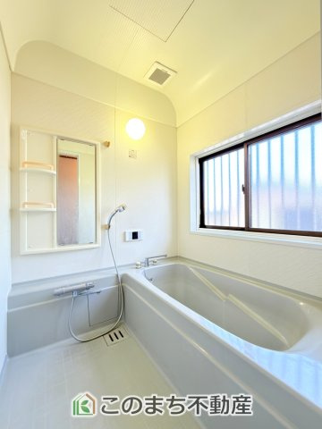 宇都宮市御幸町12-26　中古戸建の浴室|ゆったりと入れるフルオートバスはお子様との団らんバスタイムが楽しめます♪
足を伸ばしてゆったりくつろげる１坪バスルームです☆