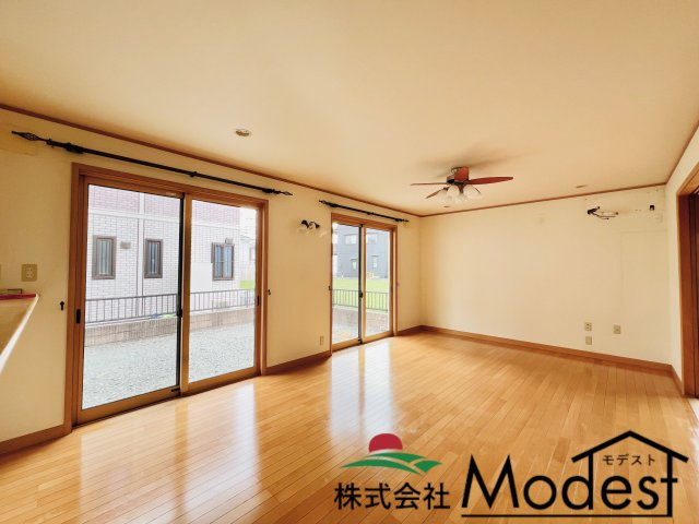 前橋市箱田町の居間・リビング|大きな窓のある広々としたリビングで家族団らんのひと時を♪
